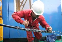 工作人員焊接和包裹光纜，為埋設於海底做好準備。
